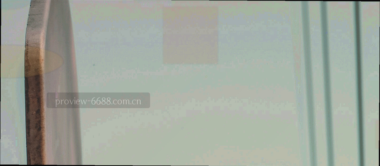 赛场看台与记分牌结构在斜切构图下的局部画面